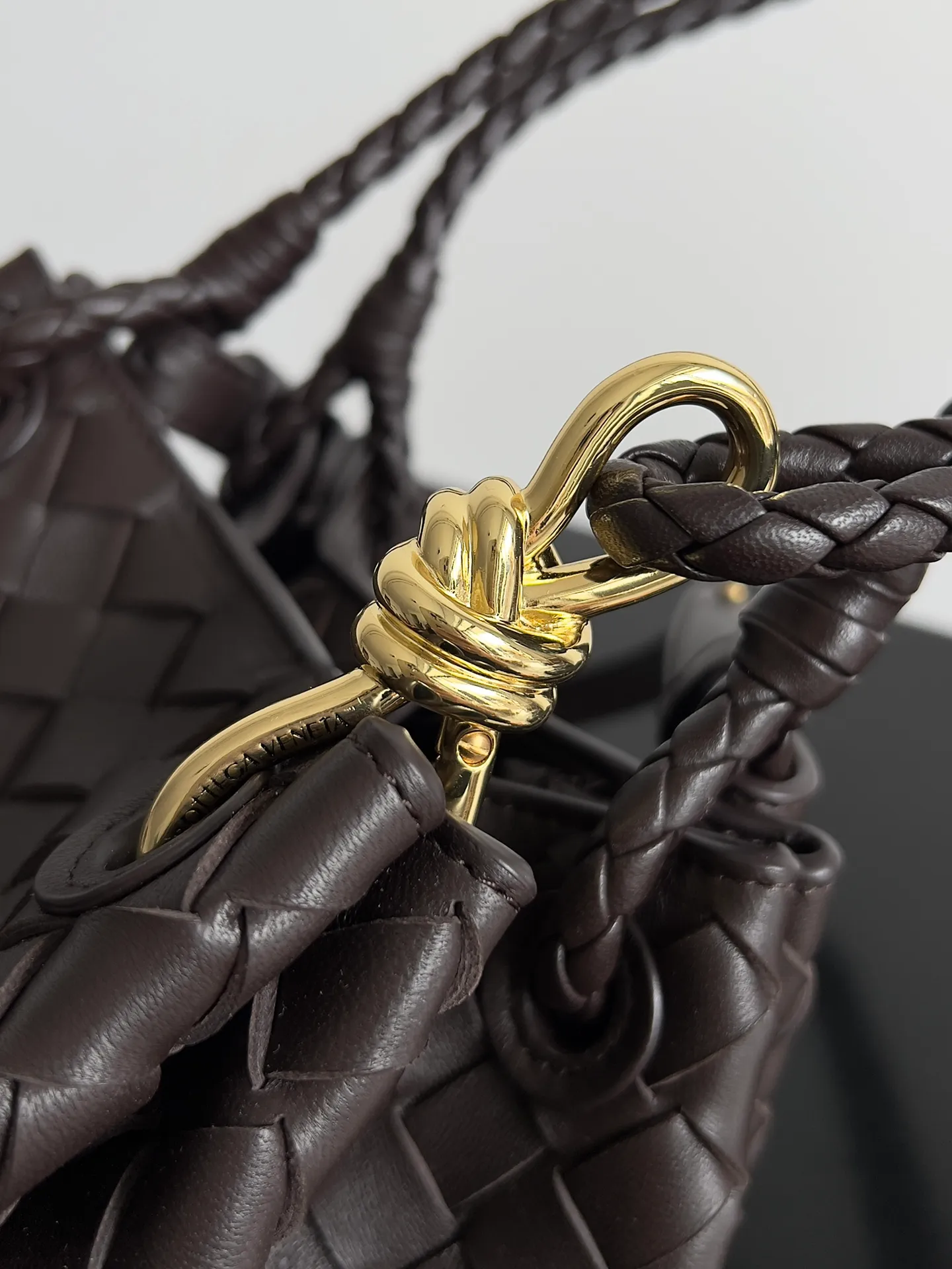 Batch 1760 BV home is new! Andiamo combines the Bottega Veneta archive parachute handbag to inherit retro elements and integrate modern trends. The same style as Shu Qi's in Beijing Night. It is a continuation of the classic bag. It has three functions: hand carry, shoulder and cross-body. It is embellished with metal brass knot buckles. It is small and has an amazing capacity. It can easily hold sunglasses in a box / small bottle of water / powder powder / charger and other daily necessities when going out. The upper body is versatile. Style number: 796569 Size: 21*17*16.5cm